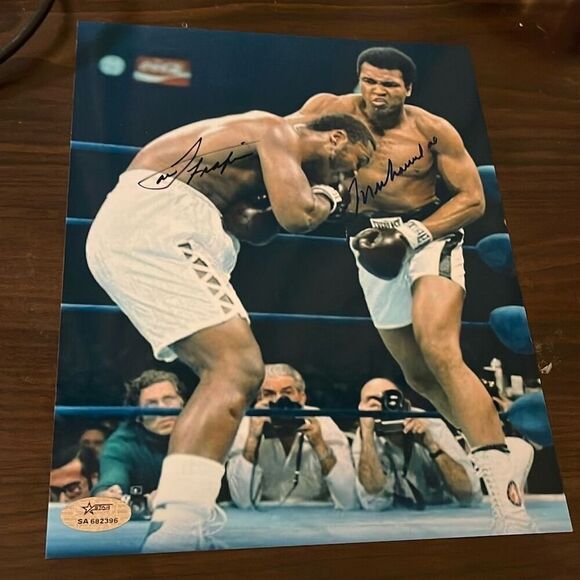 Muhammad Ali & Joe Frazier Signed 8x10 Boxing Photo with COA - Picture 1 of 2